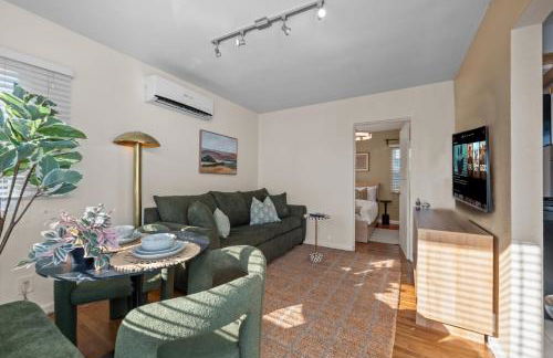 Stylish 1BR Home with Parking Near Zoo & Downtown - Foto 1