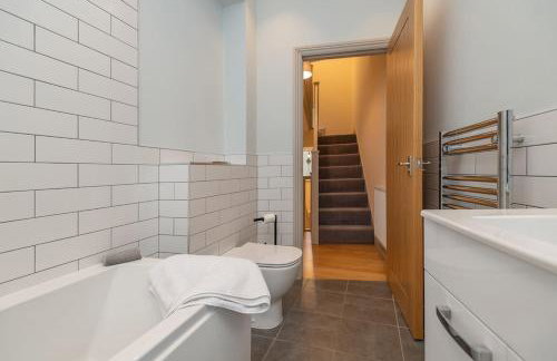 Sleeps 6 4 bedrooms 2 minute walk to the Square Hosted Happy Valley Cast - Photo 40