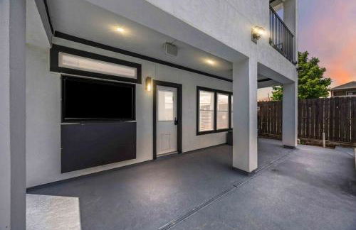 Resort vibe with Pool and Hot tub Downtown skyline views - Photo 49