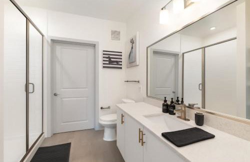 Elegant 2BR with Resort Pool and Lounge Areas 2 - Photo 27