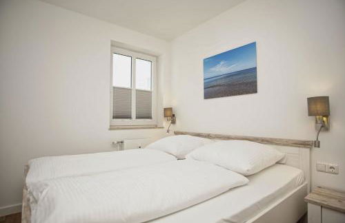 Terrasse, gratis Nutzung vom AHOI Erlebnisbad und Sauna in Sellin - Villa Karola FeWo 02 - Foto 14