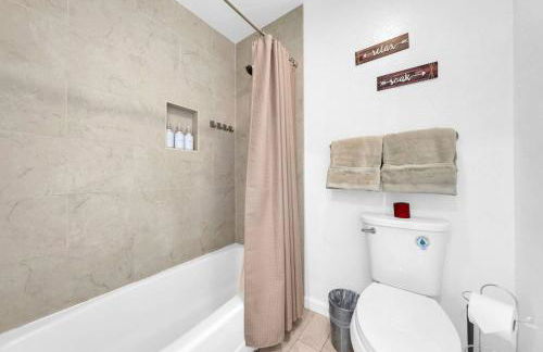 Modern Bay Area Retreat | Balcony + Private Patios - Foto 18