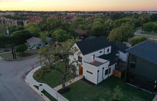 Actually walkable to square & Private Heated Pool - Foto 19