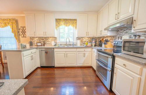 Martinsville Gem - Fireplace, Pets, Near the Park - Foto 14