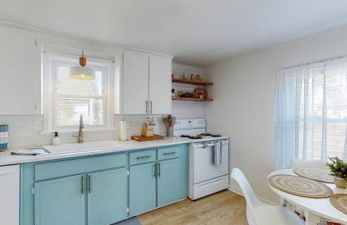 End Zone Escape-Light and Bright HOF Village Home - Foto 11