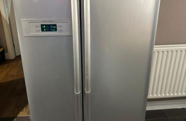 Cozy Four-Bedroom Home with Hot Tub, Garden, CONTRACTORS WELCOME - Close to Shops, Restaurants, Hospital and Park - Photo 30