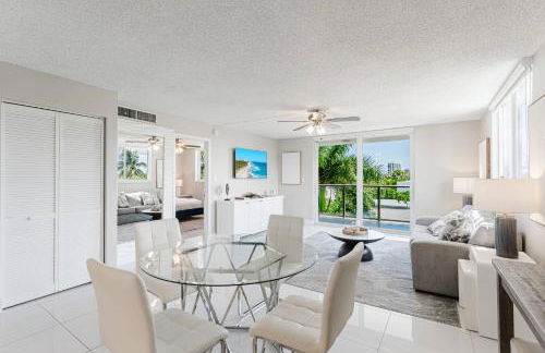 Across from Beach | Balcony • Pool • Parking • 2BR - Foto 1