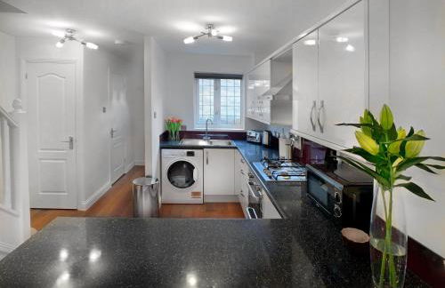 Knaphill - 2 Bedroom Terrace House - With Garden - Photo 6