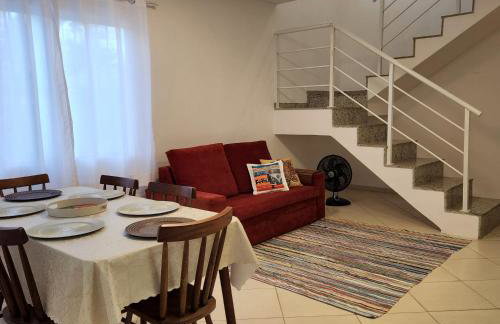 Casa confortável pertinho da praia com garagem e quintal - Foto 7
