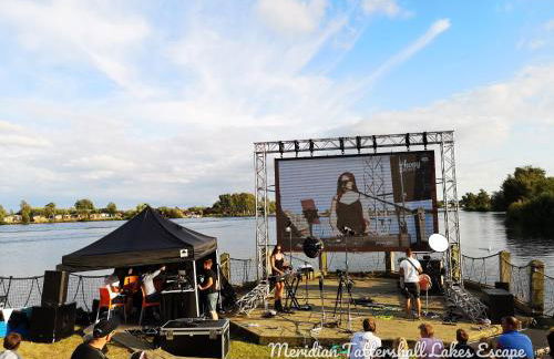 Elite Retreats 4U Lakeside Hot Tub Log Cabin with the fishing peg at Tattershall Lakes Park - Foto 47