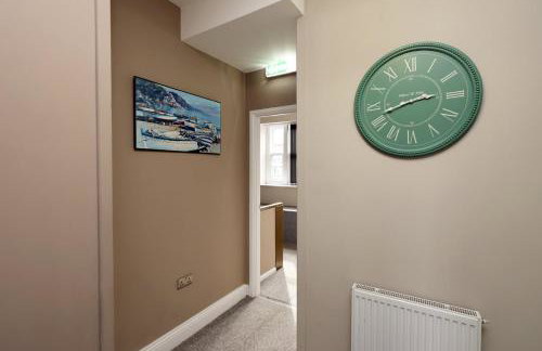 Modern Comfort 4 Bedrooms and Great Location - Foto 20