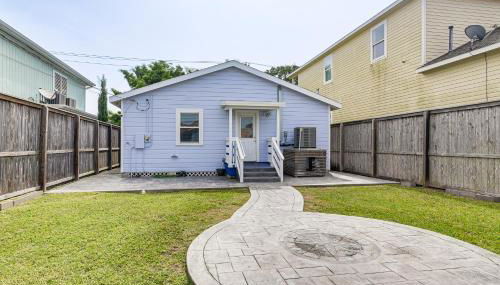 Steps to Seawall Fenced Family Home in Galveston! - Foto 3
