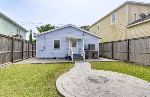 Steps to Seawall Fenced Family Home in Galveston! - Foto 3