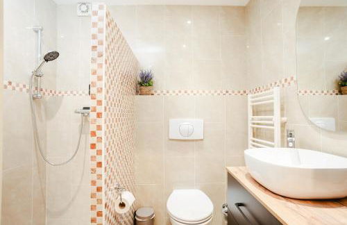 Luxus City Apartment - für Gruppen & Familien mit Whirlpool, Terrasse & Grill - Top Lage - Foto 14