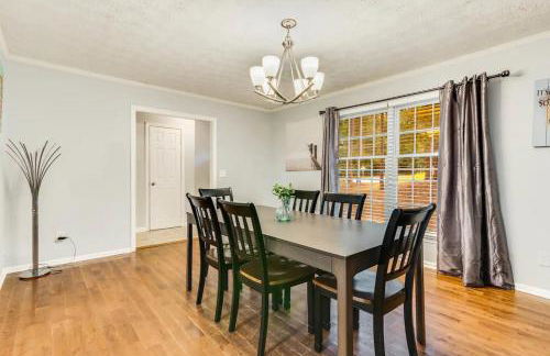 Spacious 5BR Retreat Sleeps 12,Large Deck - Foto 3