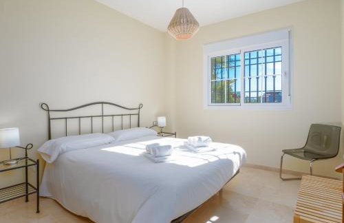2044-Groundfloor with huge terrace and pools - Foto 12
