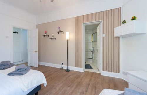 Open Mind Property - 4BR, 17 Guests & Free Parking - Foto 17