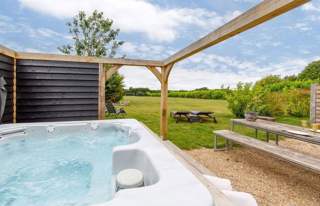 Rural Lodge Retreat With Hot Tub - Photo 23