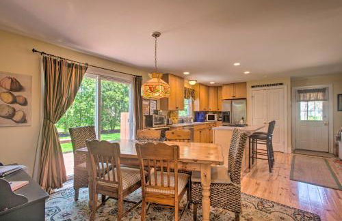 Traditional Marthas Vineyard Home with Porch and Yard - Foto 9