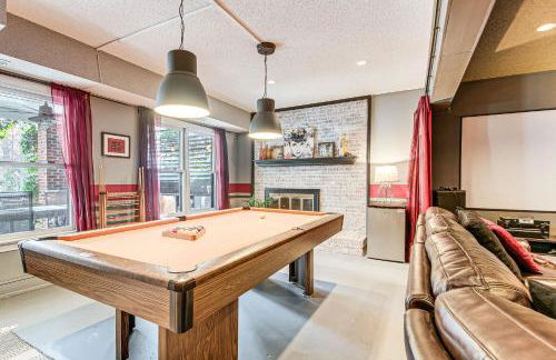 4,100-Sq-Ft Gem with Pool Table and Yard in Raleigh - Foto 1