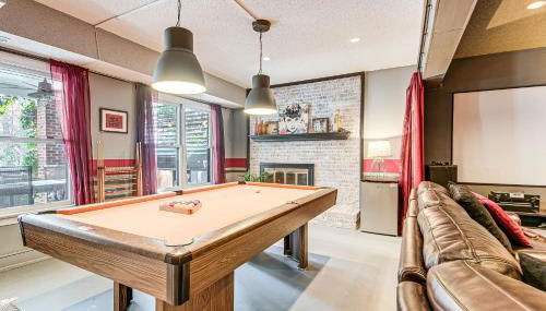 4,100-Sq-Ft Gem with Pool Table and Yard in Raleigh - Foto 1