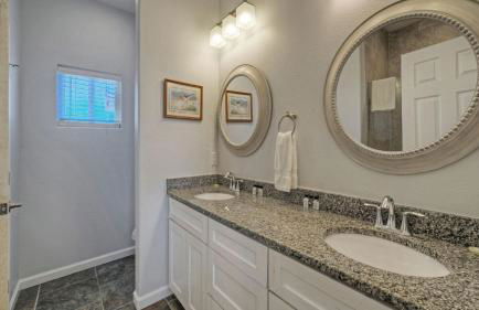 Sleeps 26 2 Homes w/ Waterfront Pool + Boat Dock Laguna Village Escape - Foto 110