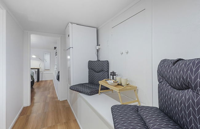 Newly Renovated Studio w Parking-Netflix - Photo 3