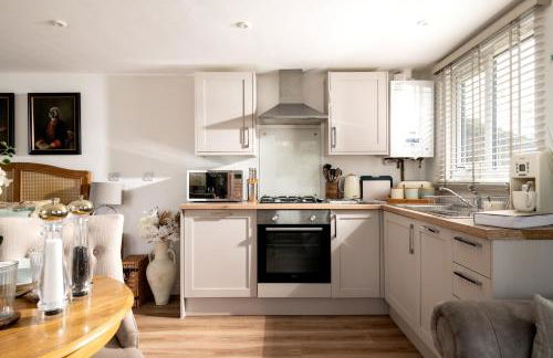 Meadow Cottage - Secluded Woodland Cottage with Private Hot Tub - Photo 8