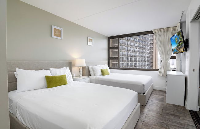 Partial Ocean View Condo with 2 Beds and Parking - Foto 77