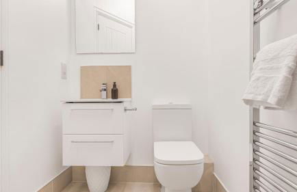 Elegant Garden Apartment, Private Parking & EV Charger, Walk to Town - Foto 12