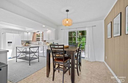 Creekside Oasis - 5BR Retreat with Pool & Hot Tub - Foto 14