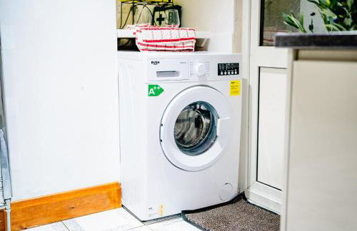 4BR 2Bath Home -Hot Tub, Free Parking & Games Room - Foto 45