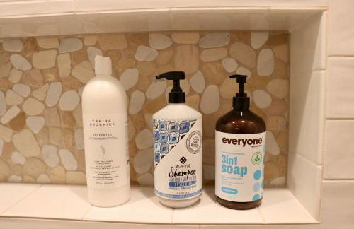 Lux, designer 8-acre retreat with private creek - Foto 49