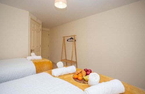 Contemporary 2BR Retreat - Fast WiFi, Smart TV & Steps from Station! - Foto 17