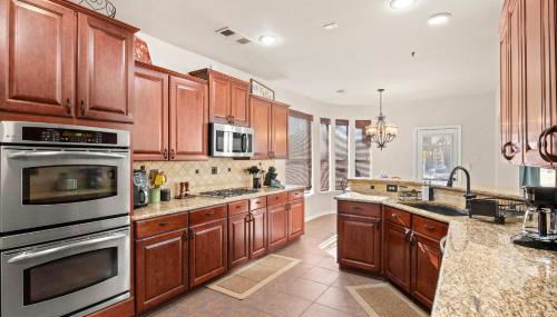 Spacious 4BR 3BA with Yard Mins to LakeLewisville - Foto 3