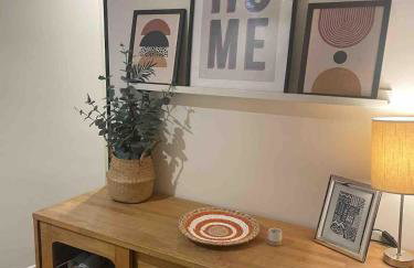 Large town centre apartment with parking - Photo 14