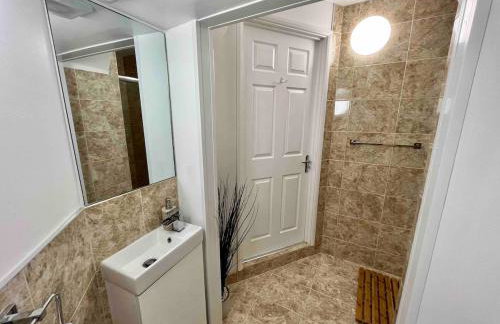 Stylish Studio Apartment on Torquay Harbourside! - Photo 13