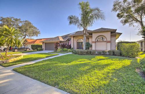 Bright and Sunny Riverview Oasis with Pool and Pond - Foto 33