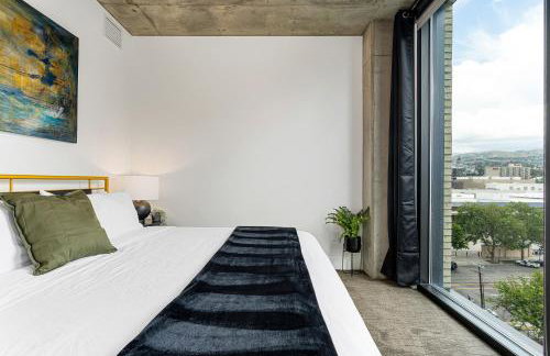 Exceptional 1BD BA-PoolHotTubGymParking- Downtown! - Foto 26