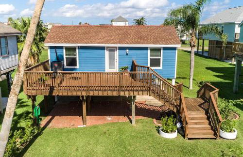 Walk to Beach and State Park! Bungalow in Galveston - Photo 1