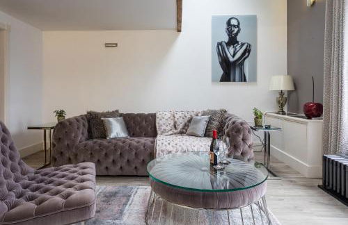 The Penthouse, Opposite Sale Metrolink, Includes Free Parking - Photo 4