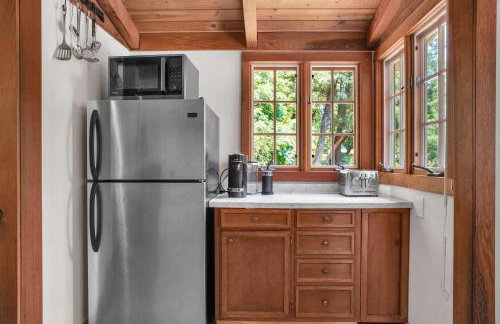 Serene Retreat with Hot Tub - Fire Pit - Deck - Foto 19