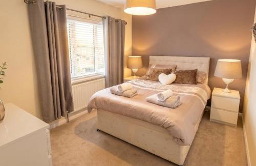 3 Bedroom House - Parking - Wifi - Fully Refurbished Throughout - New Kitchen & Bathroom - Foto 1