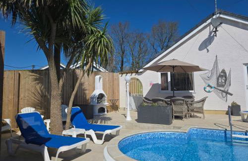 Family Bungalow with Private Pool - Photo 18