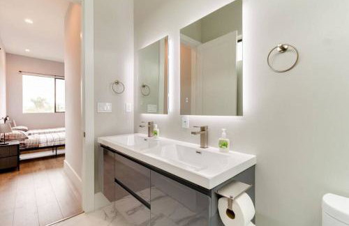 Luxury Modern 4 bedroom 3 Bath Home With Rooftop Deck #3 - Foto 28