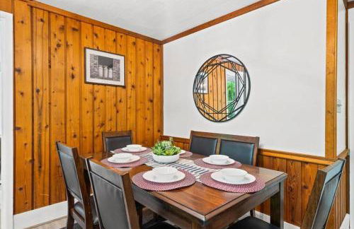 The Gingerbread House - 4 BR chalet, Sunroom, Deck, sleeps 10, modern amenities - Foto 8