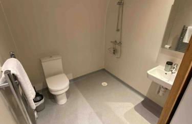 Blackbird Lodge - 2 bed with aircon, hottub, AC, accessible, stunning views - Photo 16