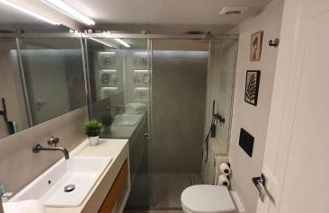 Heart of Faliro 2BR 5m Walk to Beach - Newly Renovated - Foto 7