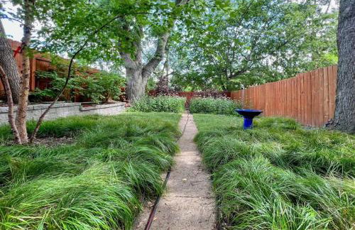 2BR with Workspaces & Deck ABODEbucks - Foto 40