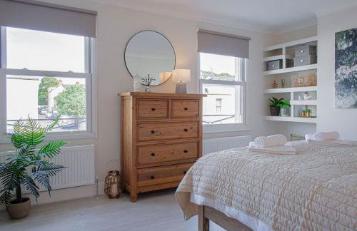 Stunning Townhouse with Large Garden - Sleeps 8! - Photo 58